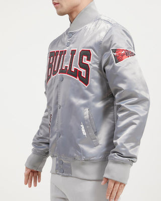 PRO STANDARD CHICAGO BULLS CREST EMBLEM SATIN JACKET (GRAY)