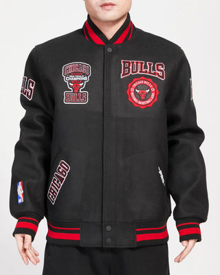 PRO STANDARD CHICAGO BULLS CREST EMBLEM RIB WOOL VARSITY JACKET (BLACK/RED/BLACK)